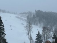 Opět lyžujeme:) Od Pondělí 23. 1. 2023 v provozu červená sjezdovka a dětský park. Čtyřsedačka pravděpodobně od čtvrtka.